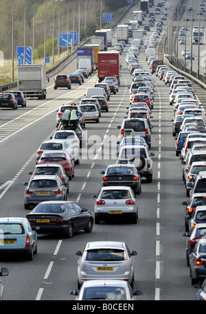 Code di traffico sull'autostrada M6,NORTHBOUND vicino allo svincolo 11,CANNOCK, STAFFORDSHIRE,Inghilterra RE inceppamenti Inceppamenti coda di congestione di automobili Foto Stock