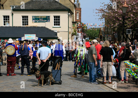 Rochester town center high street may day festival spazia kent Garden of England Regno unito Gb Foto Stock