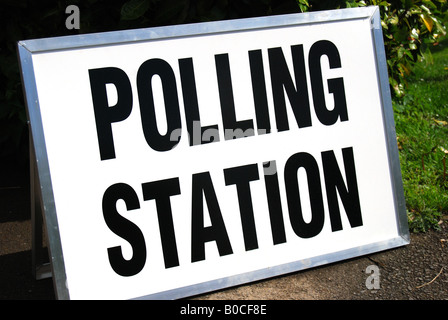 Village Hall stazione di polling, Lyne, Virginia Water, Surrey, England, Regno Unito Foto Stock