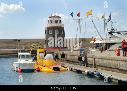 Sottomarino Giallo a Puerto Calera Marina sull'isola di Lanzarote nelle Isole Canarie, Spagna Foto Stock