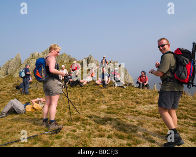 Parco Nazionale di Snowdonia North Wales UK gruppo di escursionisti in appoggio sul Mynydd Du Carnedd in montagna in estate Foto Stock