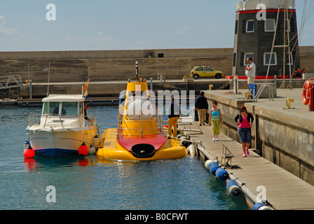 Sottomarino Giallo a Puerto Calera Marina sull'isola di Lanzarote nelle Isole Canarie, Spagna Foto Stock