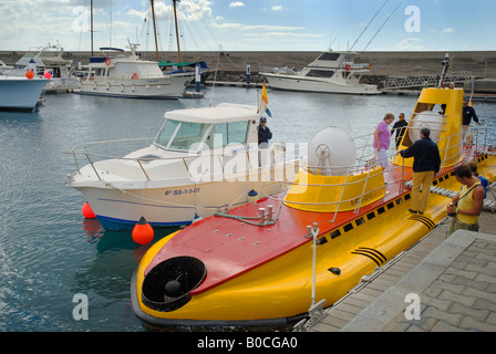 Sottomarino Giallo a Puerto Calera Marina sull'isola di Lanzarote nelle Isole Canarie, Spagna Foto Stock