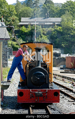 Treno a vapore tenendo su acqua Llanberis Lake Railway Foto Stock