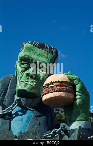 La casa di Frankenstein Frankenstein mangiare hamburger sulla sommità del Burger King Ristorante Clifton Hill Niagara Falls Ontario Foto Stock