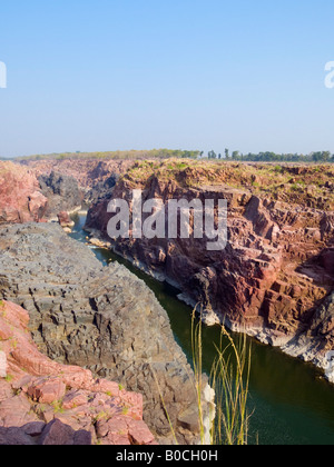 Il Madhya Pradesh India Asia Ken fiume granite gorge in Ken Gharial santuario sul sentiero natura nella riserva naturale Foto Stock