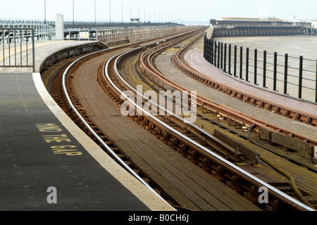 Mente il divario segno isola la linea ferroviaria e la piattaforma via Ryde Esplanade Station Isle of Wight Southern England Regno Unito Foto Stock