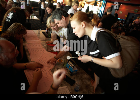 Onorevoli freccette champion Anastasia Dobromyslova controlla per vedere quando il suo prossimo gioco è dovuta durante il torneo Foto Stock