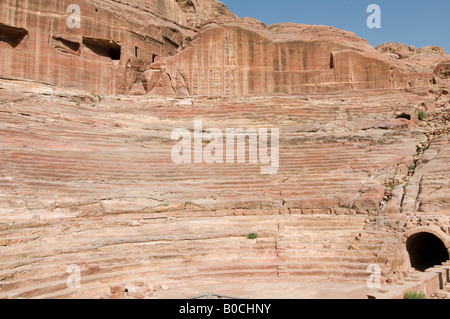Medio Oriente Giordania Petra UNESCO World Heritage Site l'anfiteatro di Nabataean scolpito sul versante di una montagna di aprile 2008 Foto Stock