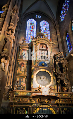 Orologio astronomico, Notre Dame cattedrale gotica del XIV secolo, Strasburgo, Alsazia, Francia Foto Stock