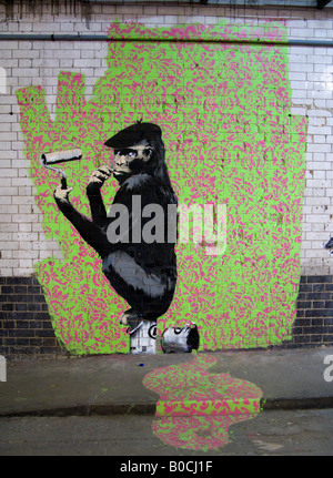 Monkey ape vernici wallpaper graffiti con rullo di vernice - immagine dal festival lattine di Londra che artista Banksy hanno aperto Foto Stock