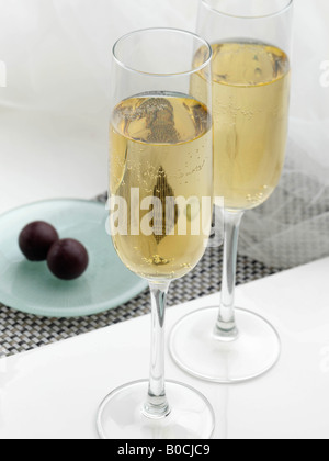 Bicchieri di champagne e tartufi di cioccolato cibo editoriale Foto Stock