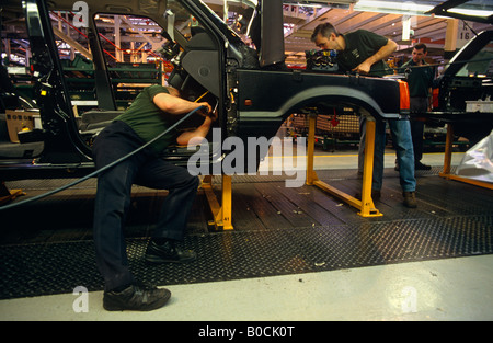 Lavoratori costruire il lusso Range Rover auto 4x4 sulla linea di produzione fabbricato nella fabbrica di Rover in Cowley Solihull Foto Stock