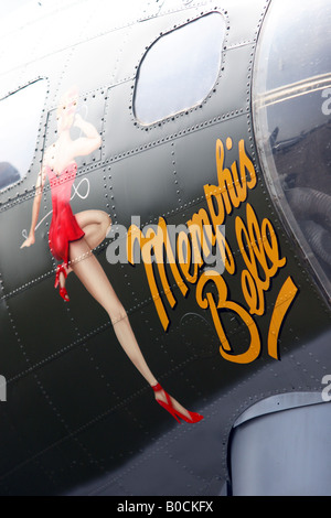 Il Memphis Belle opere d'arte sul lato a tribordo della B17 bomber Sally B sul flightline presso il Museo Imperiale della Guerra Foto Stock