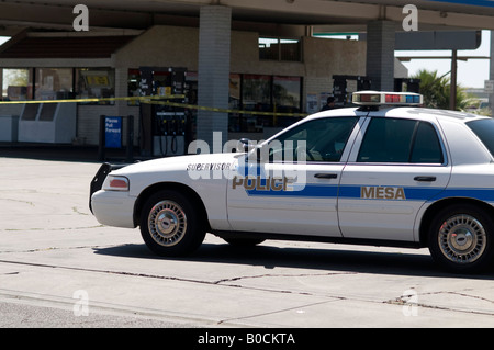 Scena del crimine in area urbana della città in Mesa,AZ,STATI UNITI D'AMERICA. Cordone di polizia fuori area attorno a una stazione di gas dopo una brutale rapina a mano armata. Foto Stock