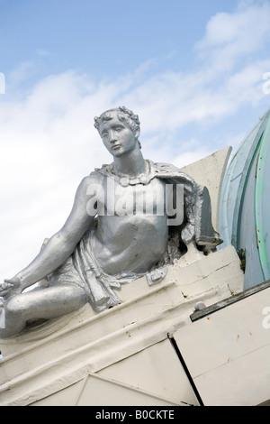 Statua sulla costruzione Marittima del Porto di Ramsgate Kent REGNO UNITO Foto Stock