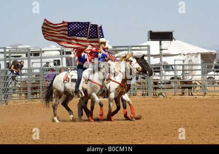 Color Guard con bandierine americane alle cerimonie di apertura di un rodeo, Arizona Foto Stock