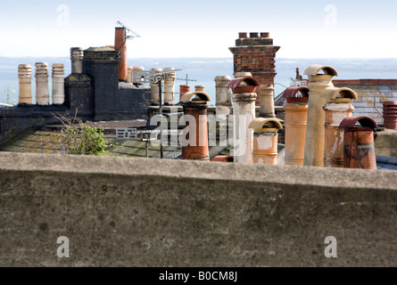 Comignoli che si affaccia con vista sul mare a Ramsgate Foto Stock