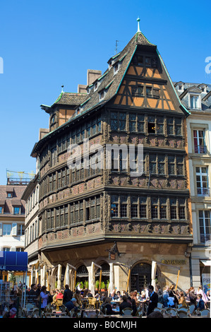 Maison Kammerzell casa medioevale del XVI secolo e la caffetteria terrazza, Strasburgo, Alsazia, Francia Foto Stock