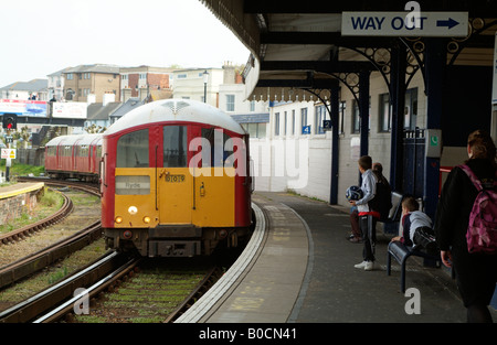 Isola Linea ferroviaria Treno in avvicinamento a Ryde Esplanade Station Isle of Wight England Regno Unito Foto Stock
