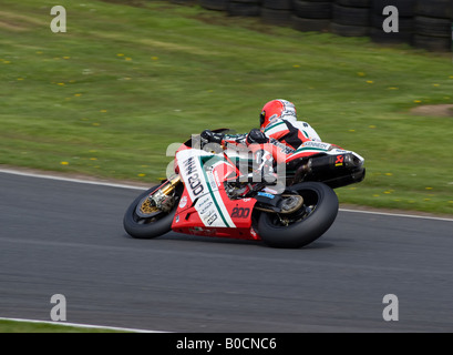 Michael Rutter in sella a una Ducati 1200 Moto nel British Superbike a Oulton Park Cheshire England Regno Unito Foto Stock