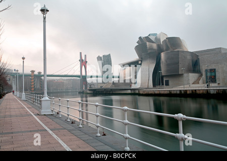 GUGGENHEIM MUSEUM DI ARTE CONTEMPORANEA Bizkaia Bilbao Basque Country Spagna come visto da un altro lato di LA RIA Foto Stock