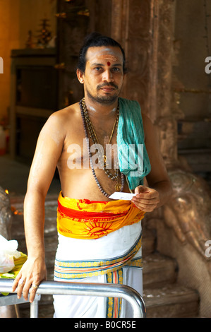 Un bramino presso Sri Veeramakaliamman tempio, in Little India, Singapore Foto Stock