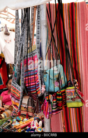 Flea Market street a Plaza Catedral di Panama City s Casco Antiguo Foto Stock