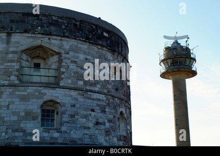 Calshot Castle e Guardia Costiera torre su acqua di Southampton Regno Unito Foto Stock