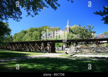 Ferrovia sollevata la via che conduce al harpers Ferry, West Virginia. Foto Stock