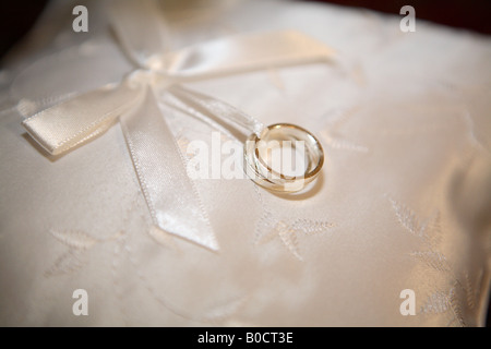 Gli anelli di nozze su un cuscino di raso Foto Stock