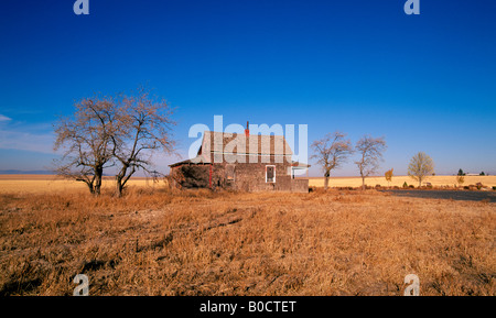 Un antico casale si siede su un abbandonato campo di grano vicino alla città di Madras nel centro di Oregon Foto Stock