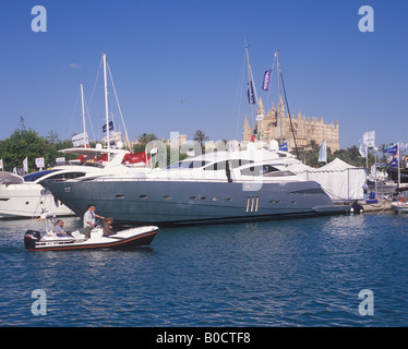 In scena con la nervatura e Pershing 90 superyacht yacht a motore e la Cattedrale di Palma in background a La Palma International Boat Show Foto Stock