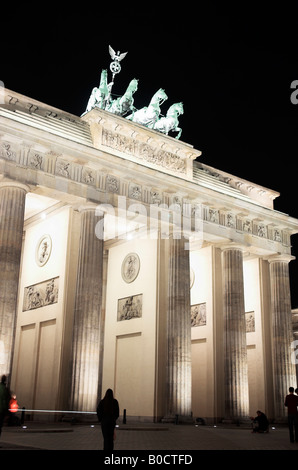 Accesa la Porta di Brandeburgo di notte a basso angolo di visione Berlino Germania Aprile 2008 Foto Stock