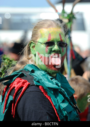 Il martinetto nel verde delle celebrazioni in Hastings, la processione di morris ballerini rende il modo attraverso la Città Vecchia Foto Stock