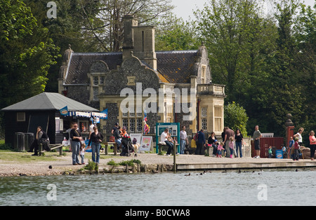 Persone che si godono themelves al Swanbourne Lake, Arundel, West Sussex, Inghilterra Foto Stock