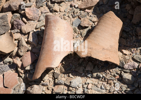 Frammenti di ceramiche nella città romana a Mons Porphyrites, Mar Rosso colline, il Deserto Orientale, Egitto Foto Stock