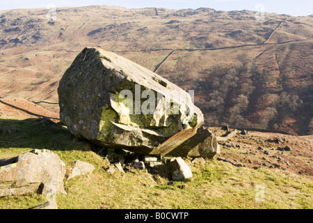 Grande masso depositati dal ghiacciaio sul Distretto del Lago è scesa al di sopra di Ambleside, Lake District, England, Regno Unito Foto Stock