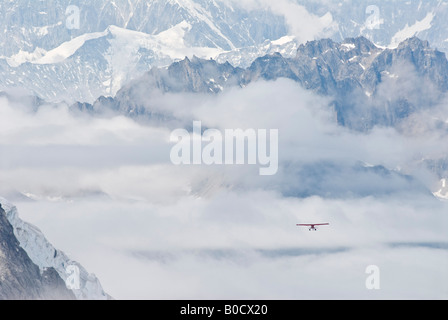 Piano Bush battenti in montagna sopra il ghiacciaio Kahiltna dell Alaska Foto Stock