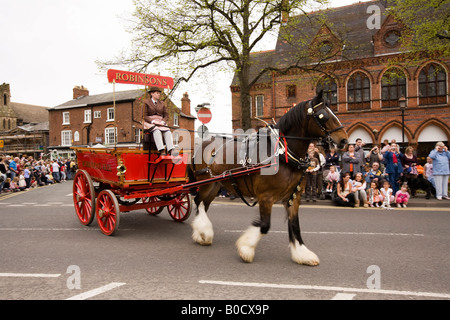 Regno Unito Cheshire Knutsford Royal giorno di maggio processione Robinsons Brewery Dray Foto Stock