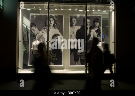 I pedoni passano un gap store sulla Fifth Avenue a New York Foto Stock