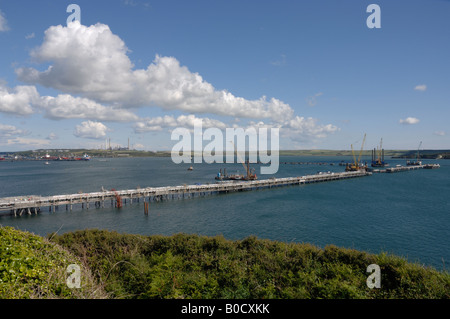 La costruzione del molo sud LNG gancio Milford Haven Pembrokeshire Wales UK Gran Bretagna Foto Stock