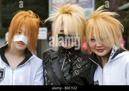 Tre donne giapponesi vestite per Domenica in Harajuku, Tokyo, Giappone Foto Stock