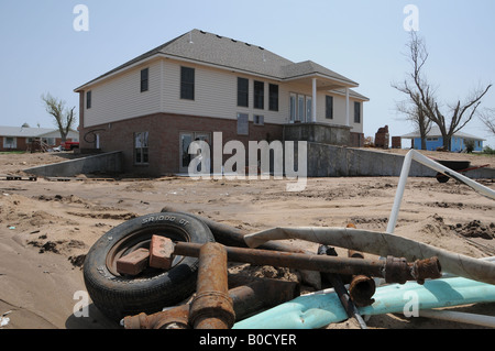 Un anno dopo il tornado che ha devastato Greensburg Kansas nuove case sono costruite tra i rimanenti detriti e oggetti personali Foto Stock