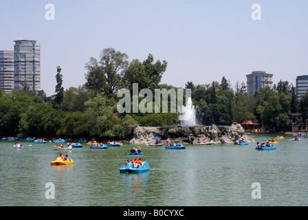 Affittare barche sul lago de Chapultepec nel Chapultepec Park, a Città del Messico Foto Stock