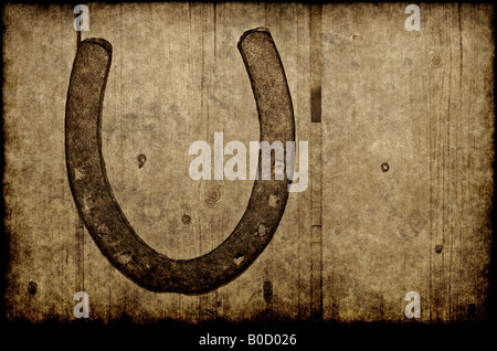 Vecchio ferro di cavallo fortunato su una parete di una schifezza Foto Stock