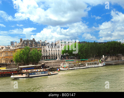 Crociera turistica barche sul fiume Senna a Parigi Francia Foto Stock