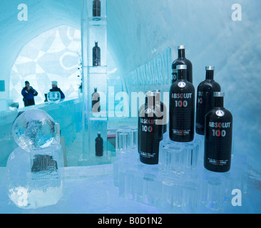 Absolut Vodka bottiglie in Absolut Icebar all'interno del Jukkasjarvi icehotel nella Svezia settentrionale Foto Stock