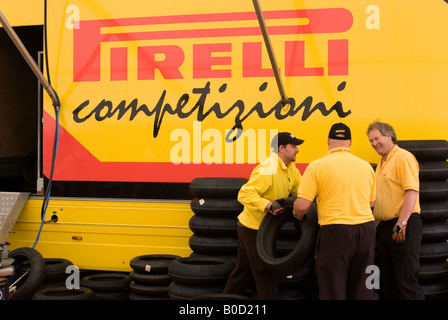 Pirelli - Pirelli Tyre Team di controllo preparazione pneumatici presso British Superbike a Oulton Park Cheshire Race Track cheshire england Foto Stock