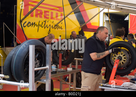 Pirelli - Pirelli Tyre Team di controllo preparazione pneumatici presso British Superbike a Oulton Park Cheshire Race Track cheshire england Foto Stock